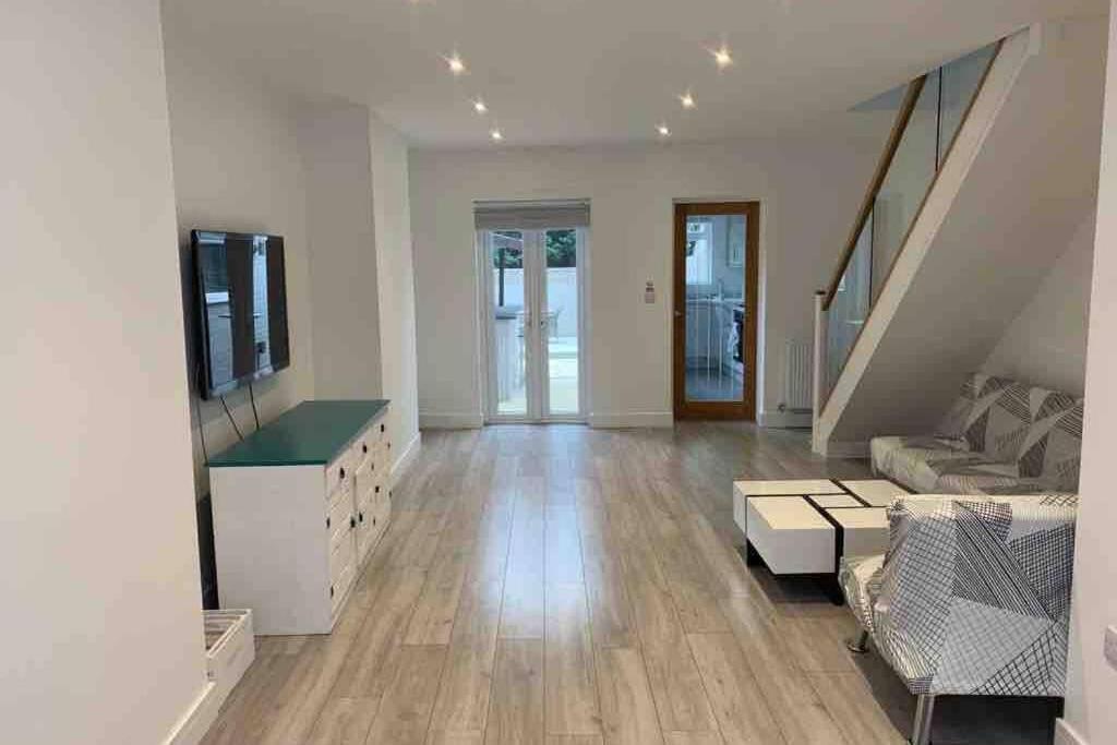 The Villas, Newly Refurbished Modern Home - Free Parking, Prime, Netflix Buckingham Exterior photo