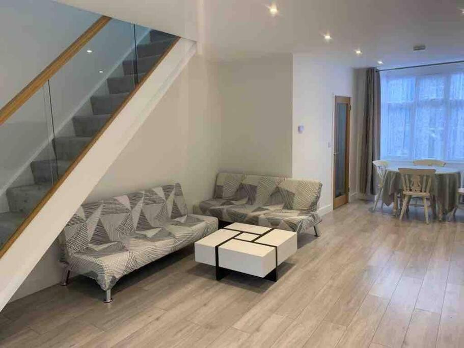 The Villas, Newly Refurbished Modern Home - Free Parking, Prime, Netflix Buckingham Exterior photo